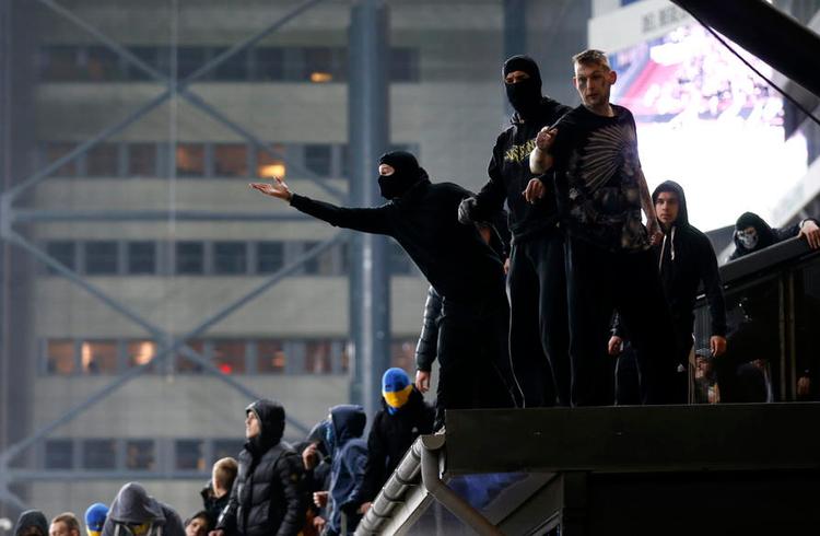 HOOLIGANS. Efter slutfløjt kastede en gruppe på 50-100 Brøndbyfans med tomme flasker og andre genstande mod FCK-spillerne. 