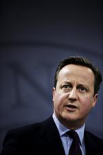 Bombe. Premierminister David Cameron kastede selv en bombe ind i debatten i aften, da han på tv-stationen ITV indrømmede, at han indtil 2010 ejede aktier for 275.000 kroner, som han havde arvet efter sin far. 