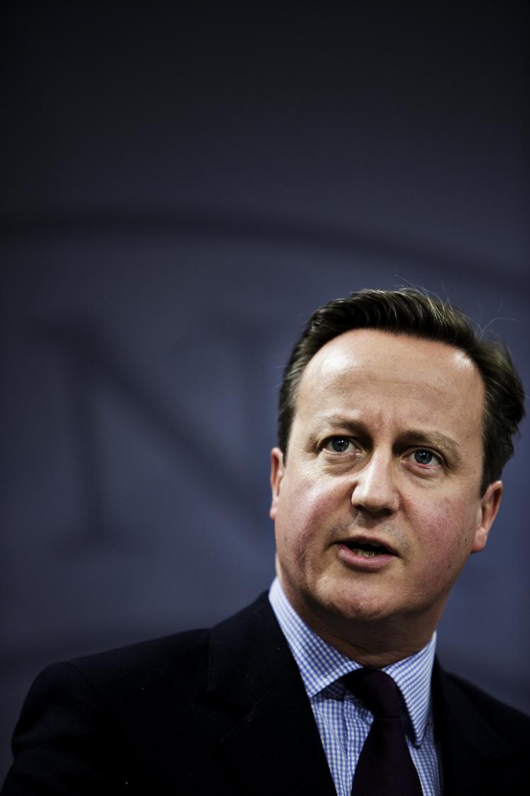 Bombe. Premierminister David Cameron kastede selv en bombe ind i debatten i aften, da han på tv-stationen ITV indrømmede, at han indtil 2010 ejede aktier for 275.000 kroner, som han havde arvet efter sin far. 