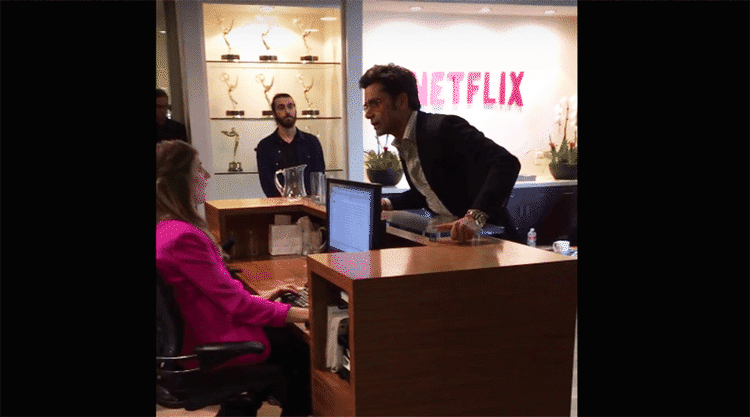 PARODI. Skuespilleren John Stamos fra 'Full House' (og nu også 'Fuller House' på Netflix) gik helt amok i raseri og det blev en af ugens mest virale videoer. Og så kom folk i tanke om, hvad dato, det var i fredags (Foto: Netflix). 