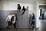 Folkeskole. Fra venstre er det Amalie, Marie, Pelle, Mohammed og Ida. De føler, at de er blevet bombarderet med oplysninger om erhvervsuddannelser og ikke særlig meget om gymnasiet. 