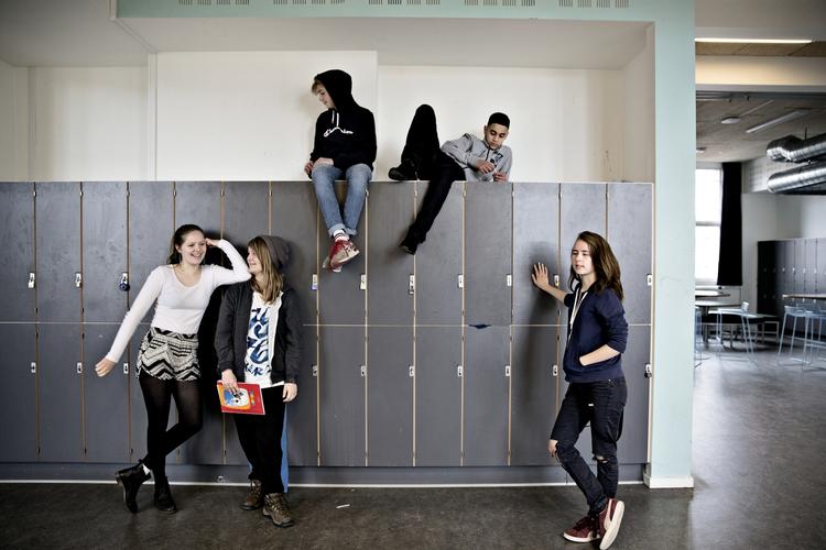 Folkeskole. Fra venstre er det Amalie, Marie, Pelle, Mohammed og Ida. De føler, at de er blevet bombarderet med oplysninger om erhvervsuddannelser og ikke særlig meget om gymnasiet. 