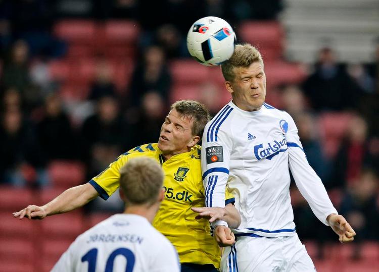 gentagelser. Med fire indbyrdes møder mellem Brøndby og FC København på to uger kommer Jesper Juelsgård og Andreas Cornelius til at se en del til hinanden - hvis de åbner øjnene. 