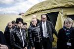 BESØG. Inger Støjberg besøgte torsdag asylcenteret i Haderslev. Her bor 200 mandlig flygtninge i teltlejren, og i barakker ved siden af bor familier med børn. 
