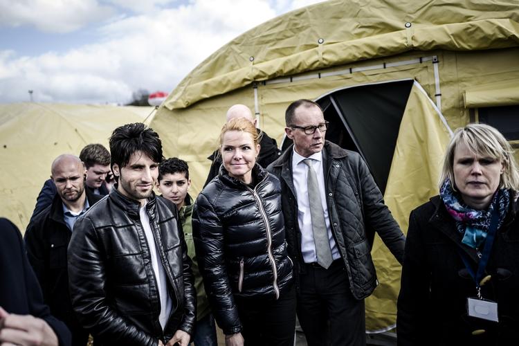 BESØG. Inger Støjberg besøgte torsdag asylcenteret i Haderslev. Her bor 200 mandlig flygtninge i teltlejren, og i barakker ved siden af bor familier med børn. 
