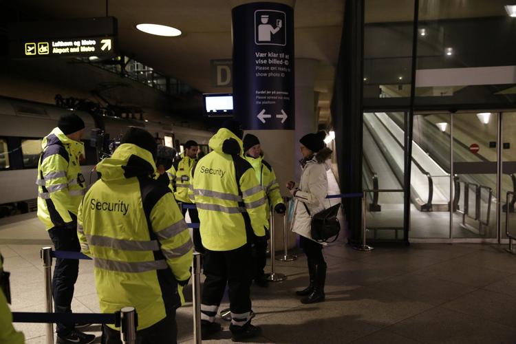 kontrol Sverige indførte mandag 4. januar id-kontrol til grænsen mod Danmark. Kontrollne betyder, at rejsende skal vise identifikationspapirer, inden de kan komme ind i landet. 