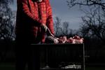 2009. Peter Aalbæk ved grillen i Herfølge - landsbyen ved Køge, som han holder så meget af. 