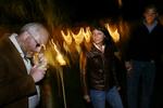2002. Filmfestivalen i Cannes er et af de steder, hvor Peter Aalbæk har opholdt sig flere gange. Her ses han tænde en af sine cigarer - i selskab med filminstruktøren Susanne Bier. 