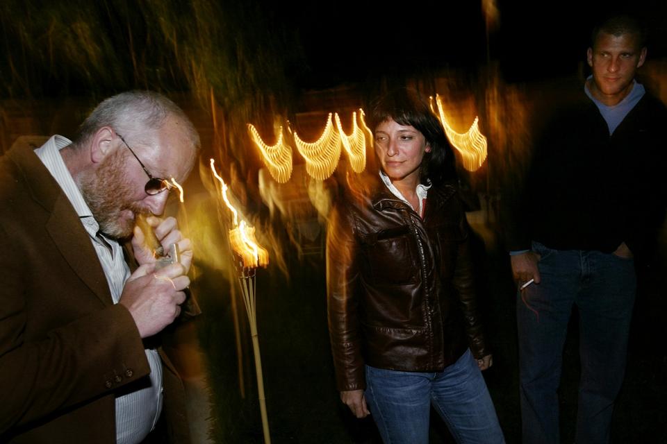 2002. Filmfestivalen i Cannes er et af de steder, hvor Peter Aalbæk har opholdt sig flere gange. Her ses han tænde en af sine cigarer - i selskab med filminstruktøren Susanne Bier. 