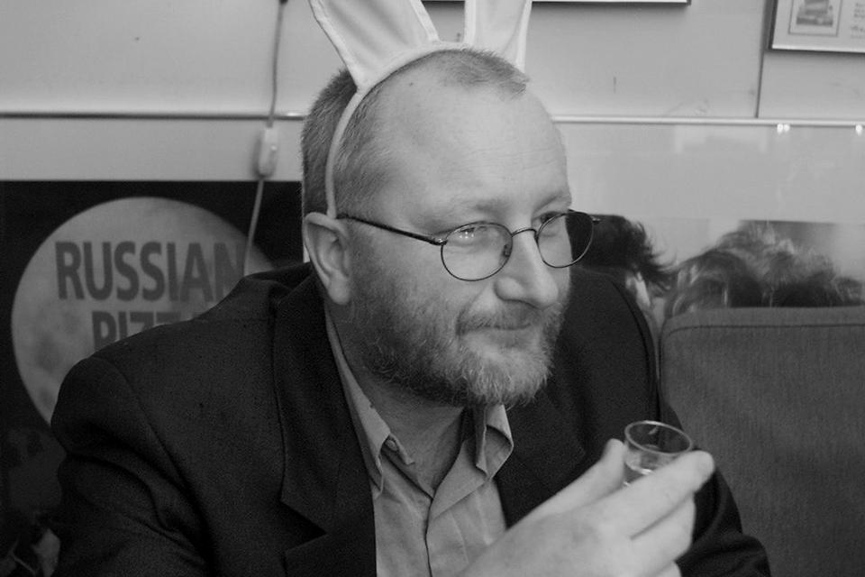 1999. Peter Aalbæk ses her med kaninører på hovedet og en skarp i hånden. 