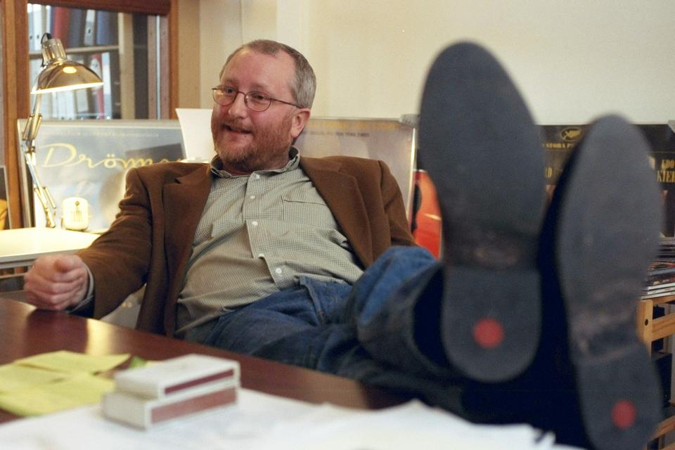 1997. Peter Aalbæk i afslappet position ved skrivebordet. 