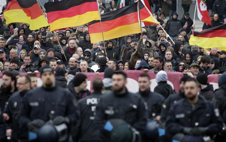 modstand. Sidste år modtog Tyskland en million flygtninge og migranter. Antallet har medført stor debat. Billedet er fra sidste måned, hvor der blev demonstreret mod flygtningene i Berlin. 