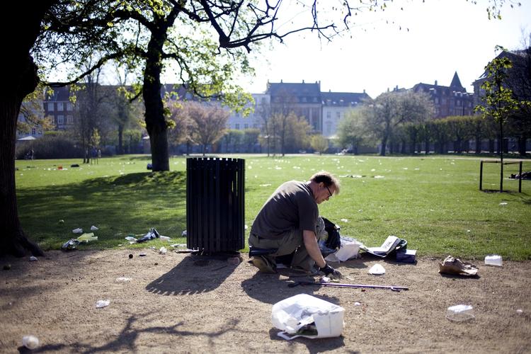 REN. Københavns Kommune bruger mange ressourcer på at rengøre byens gader. Især fredag og lørdag nat er der meget affald, som ikke ender i skraldespandene. (Arkiv) 