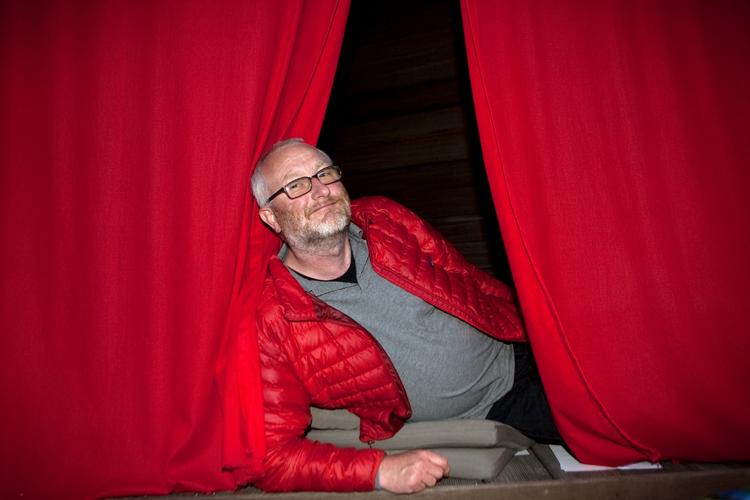 Adios. Peter Aalbæk Jensen overlader ledelsen af Zentropa til en ny gruppe mennesker. Som dog lover, at Zentropa stadig er anderledes end alle andre. »Vi synes stadigvæk, at MU-samtaler er til grin og spild af tid«, siger Anders Kjærhauge, der er en del af kvintetten, der fremover skal lede virksomheden. (arkivfoto) 