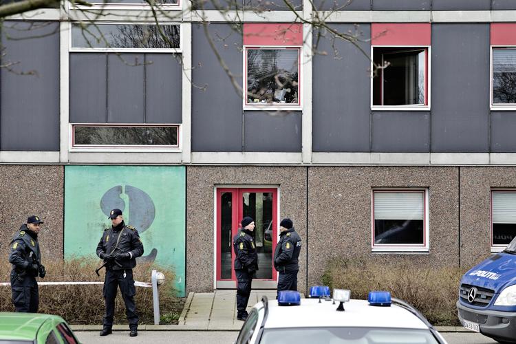 Aktion. Københavns Politi, Københavns Vestegns Politi og Politiet Efterretningstjeneste slog i går til mod en række adresser i hovedstaden. Her Ishøj. 