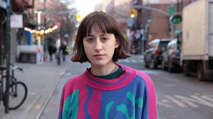 Newyorker. Greta Klein begyndte sin karriere som Ingrid Superstar og har nu fundet en musikalsk identitet som Frankie Cosmos - der i kraft af sin ungdom fortsat leger med sin identitet. 