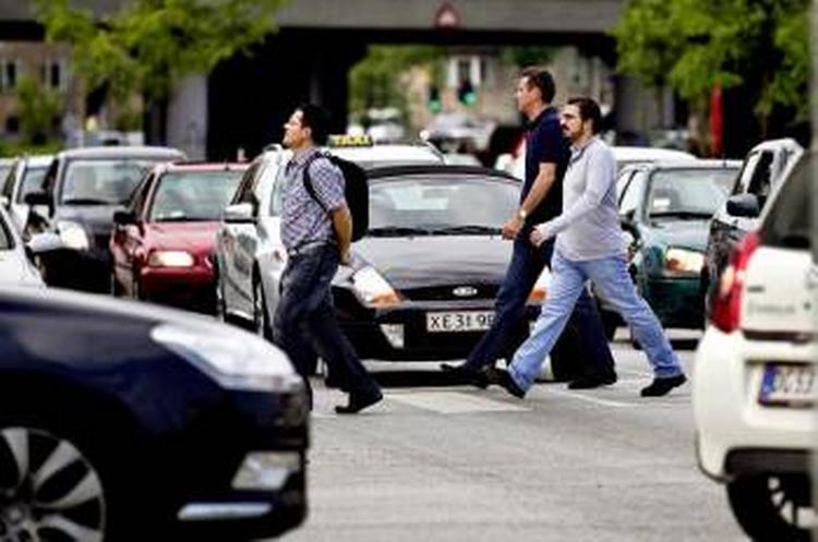 TRÆNGSEL. Hovedstadspolitikerne håber at få lov at gennemføre et frikommuneforsøg med kørselsafgifter og dermed dæmme op for biltrafikken i byen. 