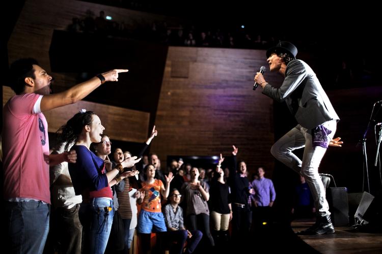 Førstepladsen. 'Mindre indie, mere Abba'. Sådan siger Håkan Hellströms musikalske makker, Björn Olsson, at det nye album lyder. 