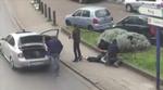 PÅGREBET. Belgisk politi pågriber og anholder en terrormistænkt i Anderlecht-bydelen i Bruxelles.  Yderligere fire andre blev anholdt i politiaktionen i Bruxelles i går, ligesom en sjette er anholdt lørdag formiddag. Alle er under minstanke for at have del i terrorangrebene i Paris og Bruxelles.  Foto: AP 