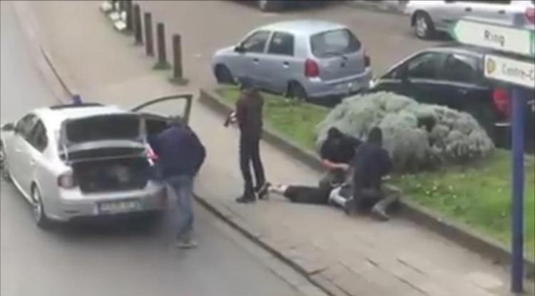 PÅGREBET. Belgisk politi pågriber og anholder en terrormistænkt i Anderlecht-bydelen i Bruxelles.  Yderligere fire andre blev anholdt i politiaktionen i Bruxelles i går, ligesom en sjette er anholdt lørdag formiddag. Alle er under minstanke for at have del i terrorangrebene i Paris og Bruxelles.  Foto: AP 
