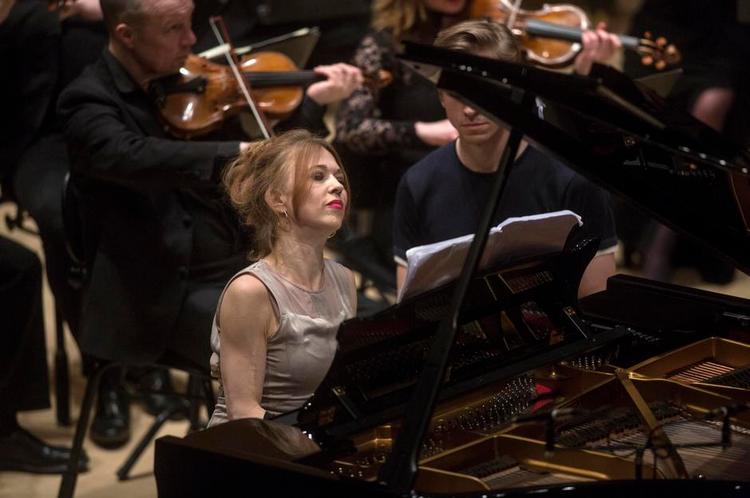 Pianist. Katrine Gislinge skulle nå omkring rigtig mange håndfulde toner rigtig hurtigt, hvor det var vanskeligt at få fremhævet nogle som mere centrale end andre. Men måske var det heller ikke meningen. 