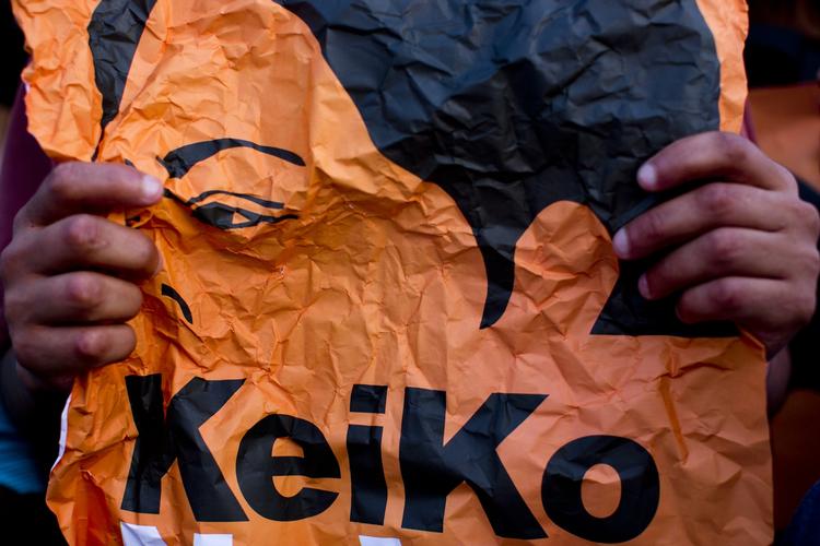 kontroversiel. Keiko Fujimori deler vandene i Peru. Nogle hader hende, og der har været flere demonstrationer, men hun er også vellidt og står til at få 35 procent af stemmerne ved første runde af præsidentvalget i dag. 