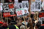 protest. Mens David Cameron talte demonstrerede hundredevis af mennesker udenfor. 