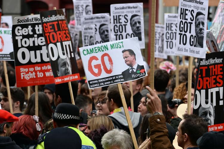 protest. Mens David Cameron talte demonstrerede hundredevis af mennesker udenfor. 
