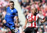 VARDY. Jamie Vardy fra Leicester fandt igen frem til nettet, og han havde på Stadium of Light undervejs flere dueller med bl.a. Younes Kaboul fra Sunderland. 