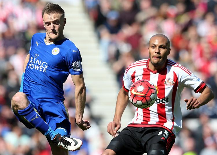 VARDY. Jamie Vardy fra Leicester fandt igen frem til nettet, og han havde på Stadium of Light undervejs flere dueller med bl.a. Younes Kaboul fra Sunderland. 