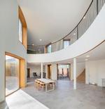 Cirkelslag. Den store foyer, før flyglet kom på plads. En donation fra A.P Møllers fond har muliggjort at huset har fået gode materialer af egetræsrammer, italienske klinker og tombak på facaden. 