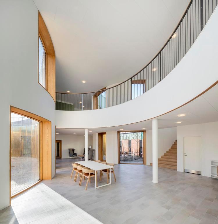 Cirkelslag. Den store foyer, før flyglet kom på plads. En donation fra A.P Møllers fond har muliggjort at huset har fået gode materialer af egetræsrammer, italienske klinker og tombak på facaden. 