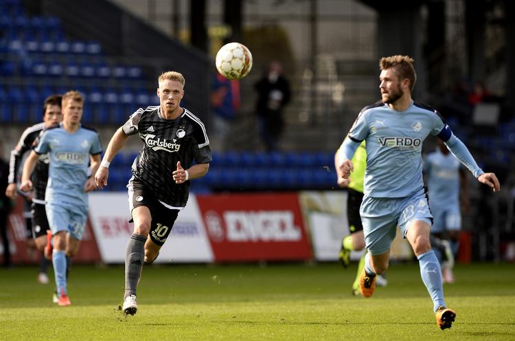 1-1. Nicolai Jørgensen og Randers' Mads Fenger på jagt efter bolden. 
