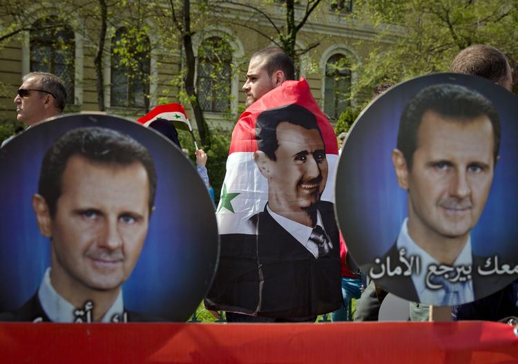 Diktator. Folk fra præsident Assads egen sekt lægger nu afstand til ham. 