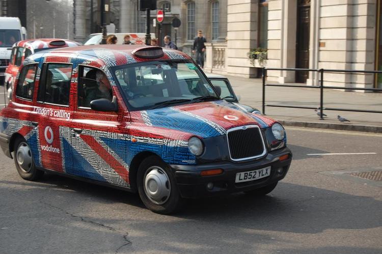 PRISFALD. Gebyret for at bruge kreditkort i Londons taxier er på vej ud. Og de 'sorte' taxier er ikke altid sorte. 