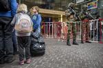 Terror. Det er lykkedes Islamisk Stat at forhindre folk i at færdes frit i Europas hovedstad. Her bevogtes den store internationale banegård Gare dy Midi i Bruxelles. 