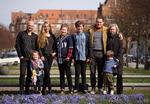 Team-Laurits. Fra venstre mod højre:Søren (papfar), Nanna Le (lillesøster), Gry (mor), Villads (bror), Laurits (konfirmanden), Troels (far), Svend (lillebror) og Katrine (papmor). 
