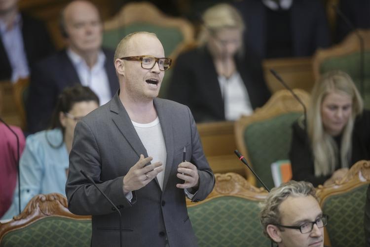 Alternativ. Politisk ordfører Rasmus Nordqvist fra Alternativet står sammen med 6 andre partier i spidsen for et forslag om, at borgere i Danmark skal kunne fremsætte beslutningsforslag i Folketingssalen, hvis de formår at indsamle 50.000 underskrifter. 