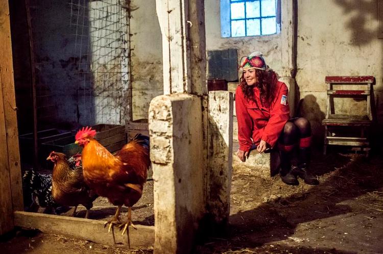 HØNS. »Når jeg forestiller mig mig selv som 80-årig, står jeg på gårdspladsen og strør korn, mens hønsene kommer løbende mod mig,« siger Joan Ørting. 