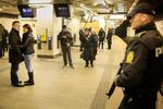 Overarbejde. Politiet patruljerede med automatiske våben på Nørreport Station efter terrorattentatet på Krudttønden, Østerbro. Nu er flere partier klar til at lade militæret stå for den slags opgaver. 