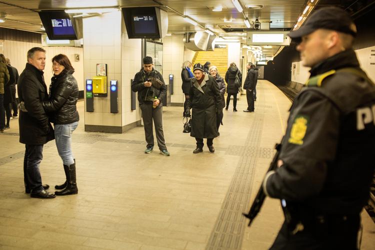 Overarbejde. Politiet patruljerede med automatiske våben på Nørreport Station efter terrorattentatet på Krudttønden, Østerbro. Nu er flere partier klar til at lade militæret stå for den slags opgaver. 