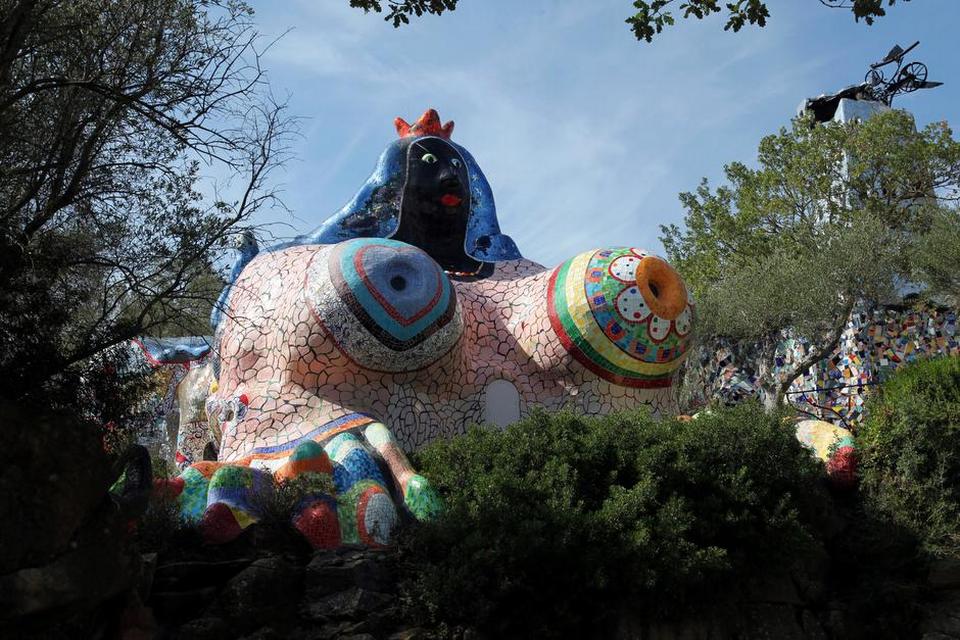 Kejserinden. Niki de Saint Phalle fik inspirationen fra sin skulptur ’Hon’, der står på Moderna Museet i Stockholm, og beskriver den således: »... den store gudinde. Hun er himlens dronning. Moder. Luder. Følelser. Hellig magi og civilisation«.