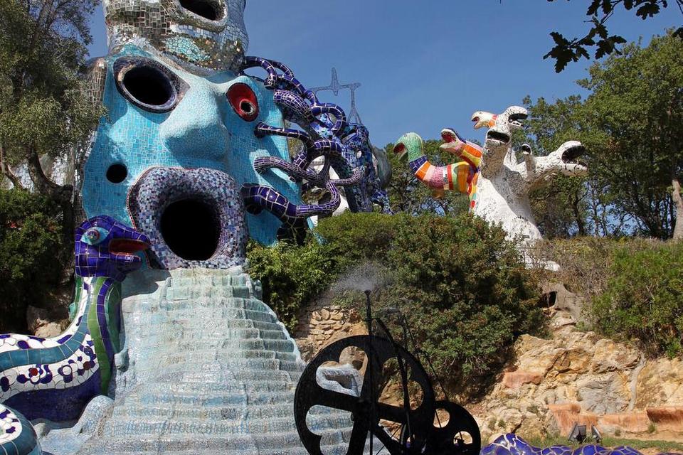 'Magikeren'. Hjulet i forgrunden er skabt af Niki de Saint Phalles mand, Jean Tinguely. Sammen lavede de bl.a. Stravinsky-fontænen ved Centre Pompidou i Paris.