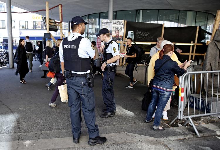 Sikekrhed. Politiet bevogter Nørreport Station. Fremover skal soldater måske overtage bevogtningsopgaver. 