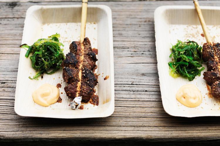 Grillede oksesticks med østerssauce, sesam, tansalat og chilimajonæse