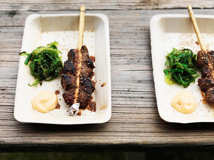 Grillede oksesticks med østerssauce, sesam, tansalat og chilimajonæse