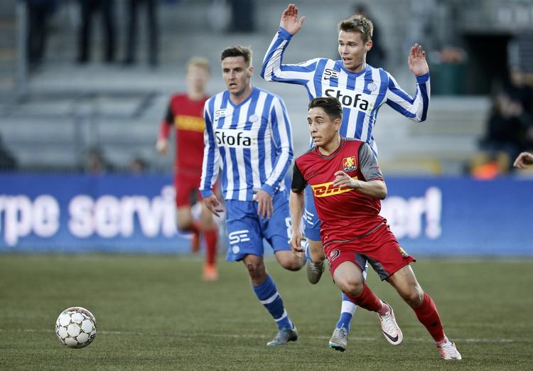 0-0. FC Nordsjællands stortalent Emre Mor (forrest) blev holdt godt nede i en kontrolleret esbjergensisk indsats. 