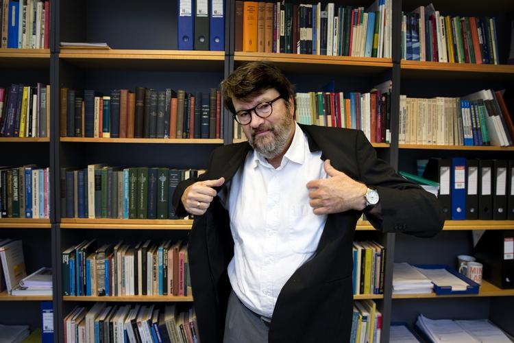 Klima. Erhvervslivet mener, at den stigende afgift belaster konkurrenceevnen, fordi de fleste andre lande ikke har den. »Bredt i erhvervslivet er det ikke et stort problem«, afviser professor Peter Birch Sørensen. 