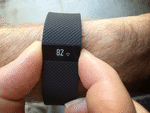 HELBREDSDATA. Det var et fitness-armbånd som dette FitBit Charge HR, der spillede en væsentlig rolle i at redde en 42-årig mand fra en livstruende situation (Foto: FitBit). 
