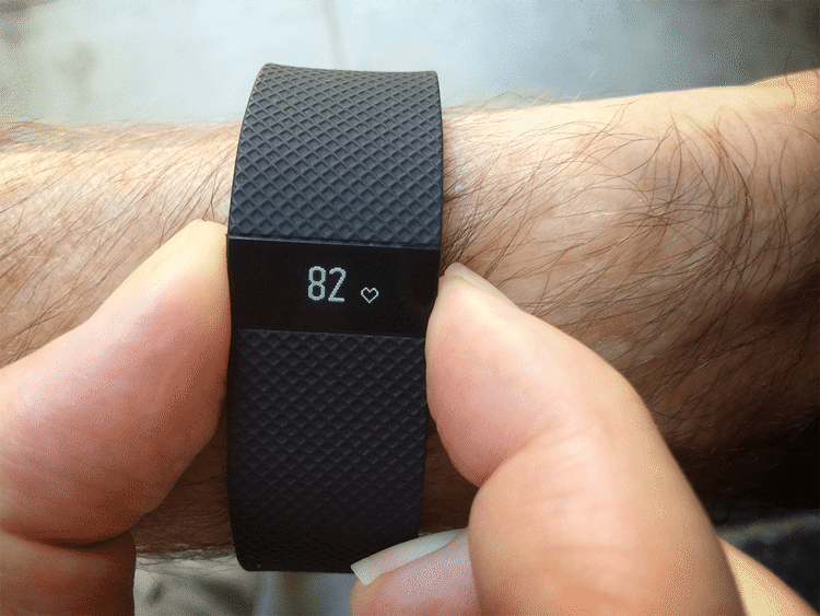 HELBREDSDATA. Det var et fitness-armbånd som dette FitBit Charge HR, der spillede en væsentlig rolle i at redde en 42-årig mand fra en livstruende situation (Foto: FitBit). 